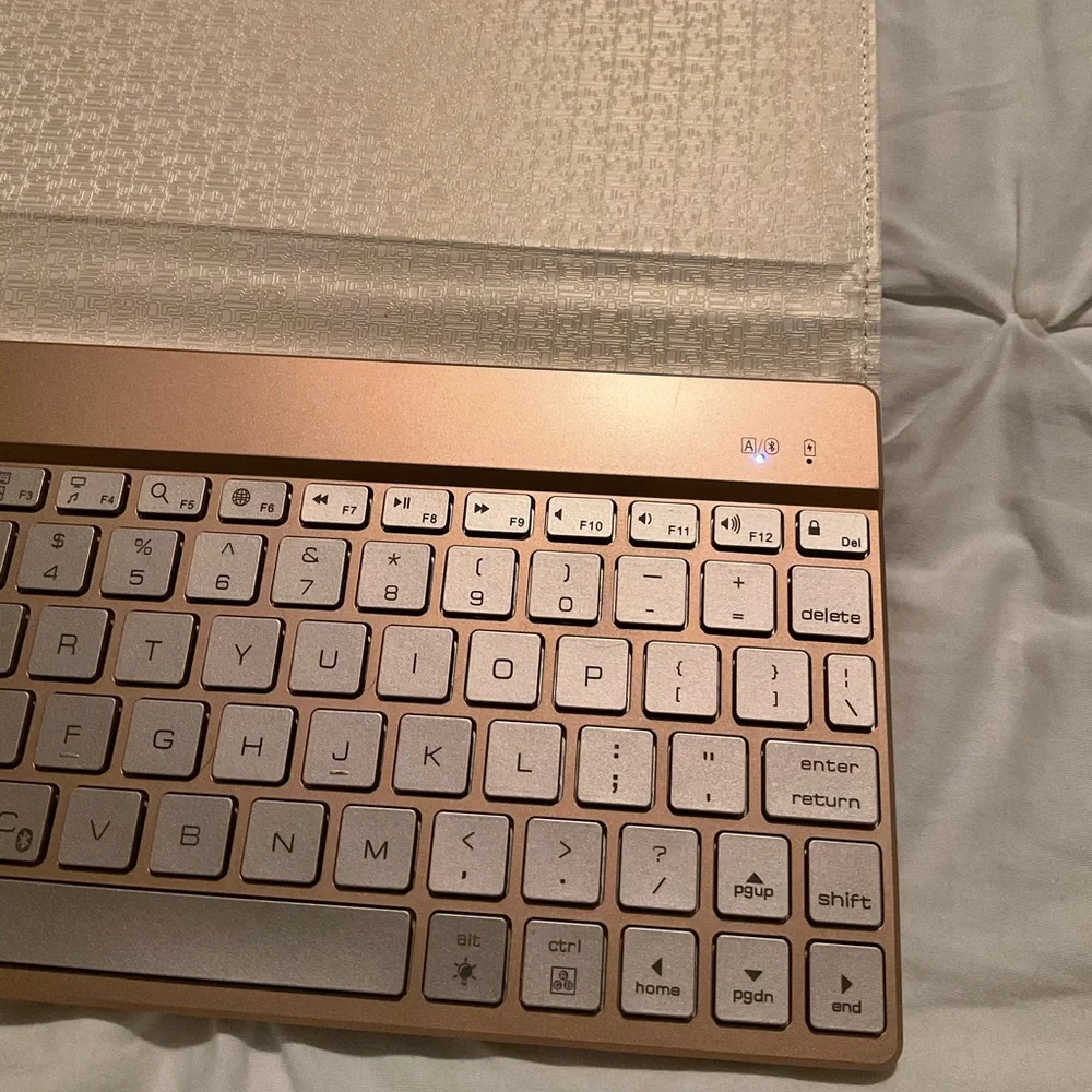 IPad trifold holder + magnetic Bluetooth keyboard